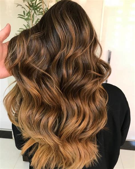 22 Fotos de Cabelo com Luzes Mel para Você se Inspirar!.